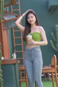 继续高举合做共赢的旗